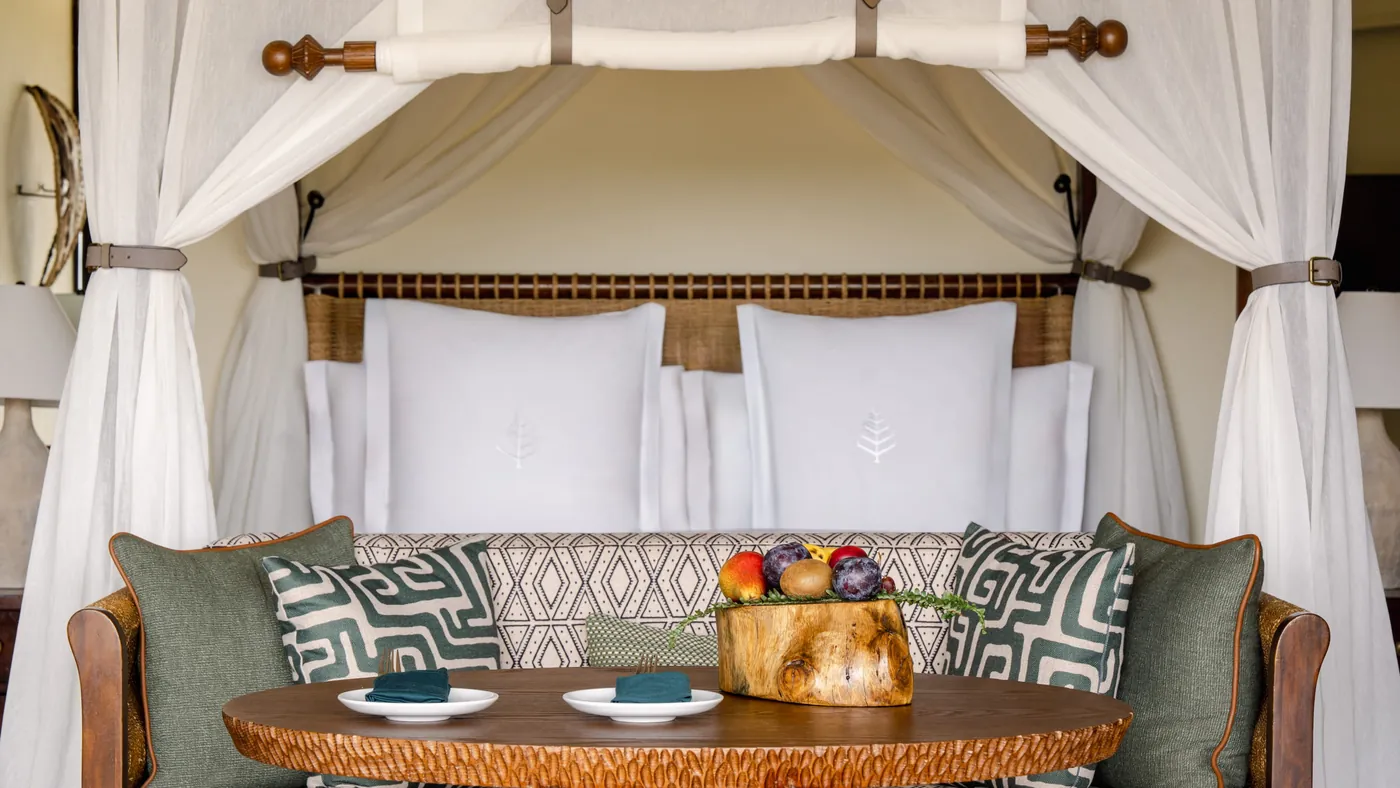 The four poster king bed with white canopy in a Savannah Room