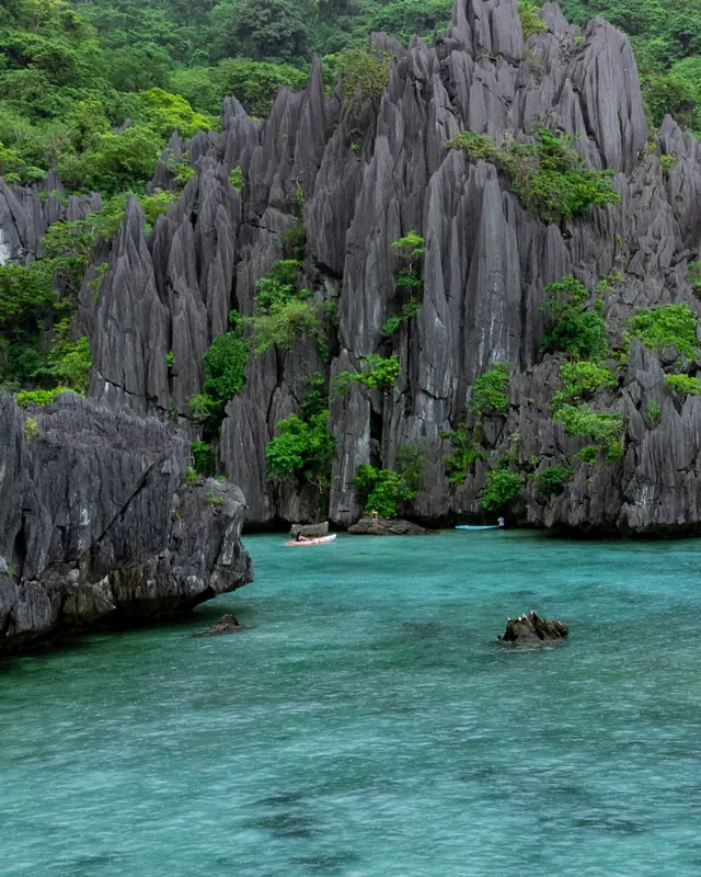 Limestone cliffs around the turquoise water of Cadlao Lagoon in El Nido